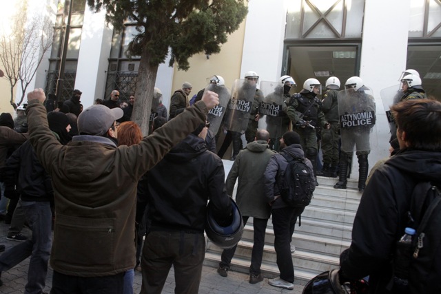 Ένταση σε δίκη αντιεξουσιαστή στη Λάρισα