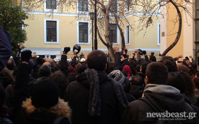 Περίπου 500 νεαροί στην Ευελπίδων για συμπαράσταση στους συλληφθέντες