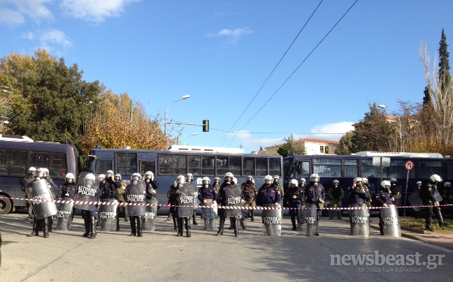 Κλούβες των ΜΑΤ έχουν τοποθετηθεί στην Ευελπίδων