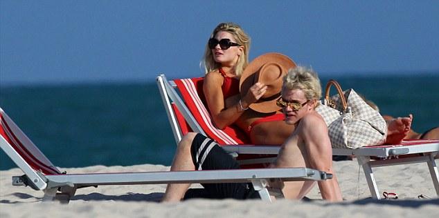 H Emma Rigby μας συστήνει&#8230; το σώμα της