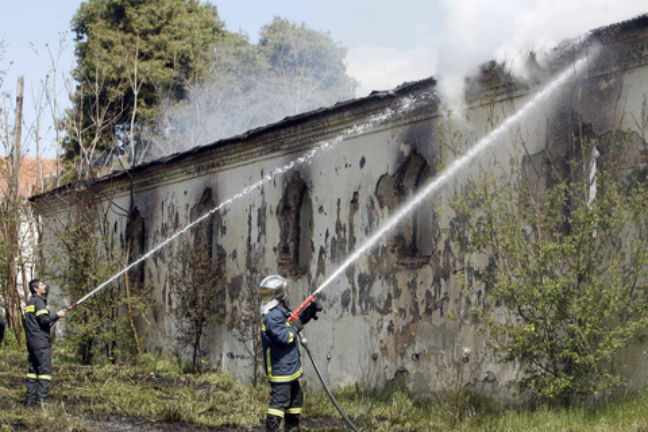 Φωτιά σε κτίριο του πρώην στρατοπέδου «Παύλου Μελά» στη Θεσσαλονίκη