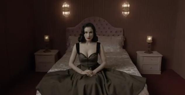 Σε ρόλο τραγουδίστριας η Dita Von Teese