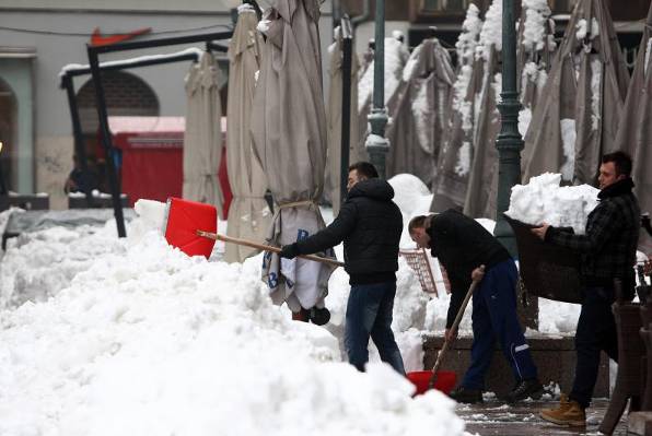 Φοιτητές καθαρίζουν το Ζάγκρεμπ από τα χιόνια