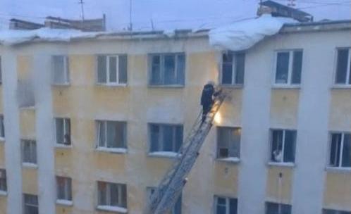 Το χιόνι έριξε τον πυροσβέστη από τη σκάλα διάσωσης