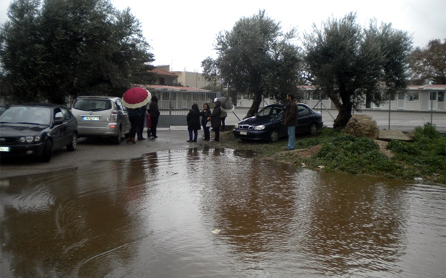 Ένα σχολείο που έγινε&#8230; λίμνη