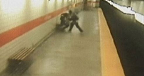 Άστεγος έδειρε γυναίκα στο μετρό της Φιλαδέλφεια