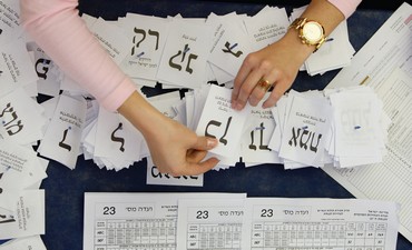 Ψάχνουν ψηφοφόρους λίγο πριν ανοίξουν οι κάλπες