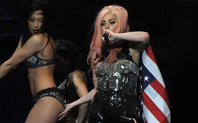 Η Lady Gaga «χούφτωσε» χορεύτρια στη σκηνή
