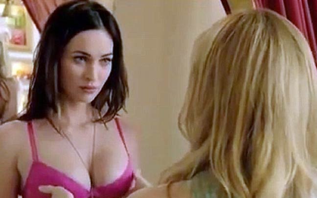 Η Leslie Mann «δοκιμάζει» το στήθος της Megan Fox