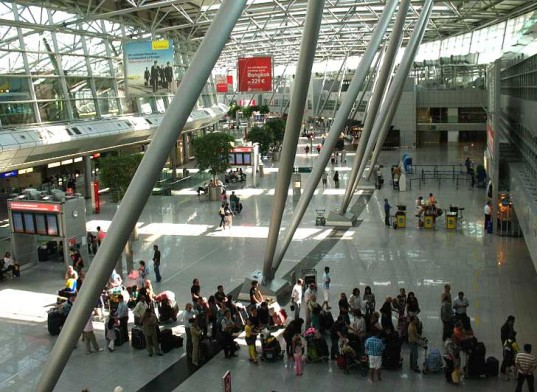 Χάος με τις πτήσεις σε γερμανικά αεροδρόμια