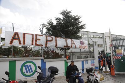 «Η κυβέρνηση συναγωνίζεται σε “δημοκρατικότητα” τη Χούντα»
