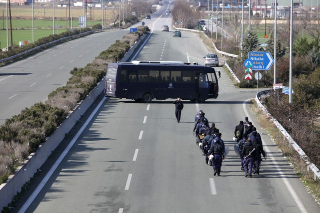 Καθηλωμένα πριν τον κόμβο της Νίκαιας τα τρακτέρ