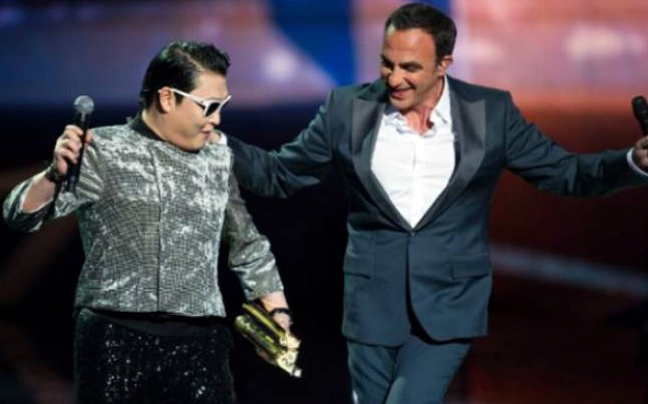 Ο Νίκος Αλιάγας χόρεψε τον PSY… συρτάκι!