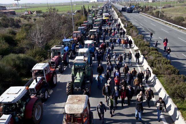 Δεν κλείνουν την εθνική οι αγρότες της Λάρισας