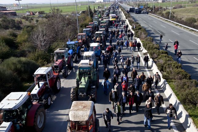 Συνάντηση Χαρακόπουλου-αγροτών με φόντο τα μπλόκα