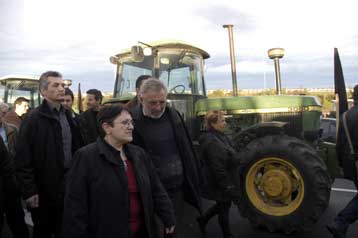 Η Παπαρήγα έκλεισε το ραντεβού στους αγρότες με υπουργούς