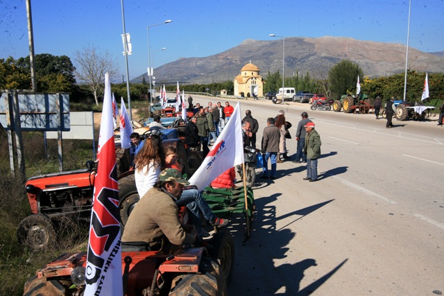 Στα μπλόκα για δεύτερη ημέρα οι αγρότες της Αργολίδας