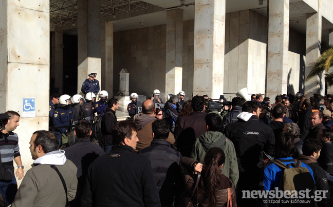 Διαμαρτύρονται έξω από τη ΓΑΔΑ