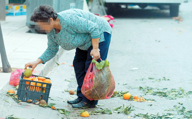 Μαζεύουν φρούτα και λαχανικά από το δρόμο