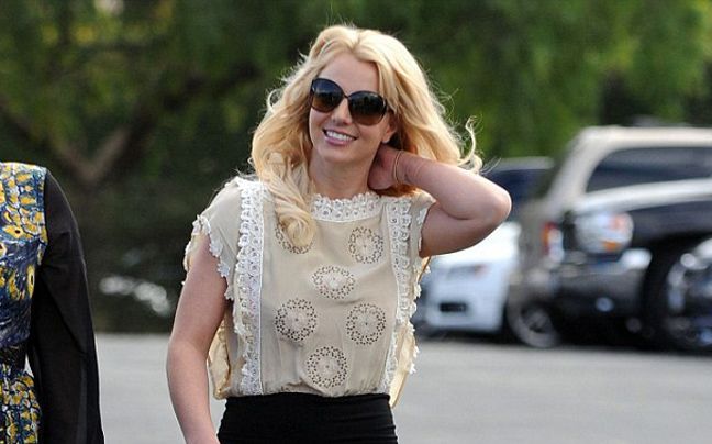 Με το σεμεδάκι της… γιαγιάς για μπλούζα η Britney Spears