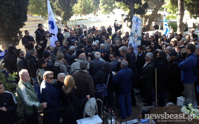 Πυροβολισμοί στον αέρα και χουντικά συνθήματα