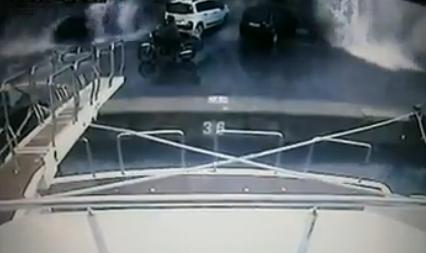 Τον πήρε το κύμα και τον&#8230; σήκωσε