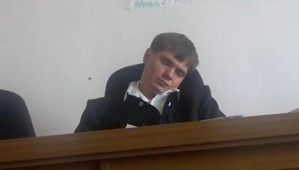 Δικαστής κοιμόταν κατά τη διάρκεια της δίκης