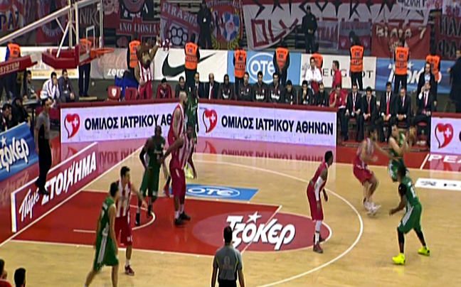 Νίκη των Πειραιωτών στο ΣΕΦ
