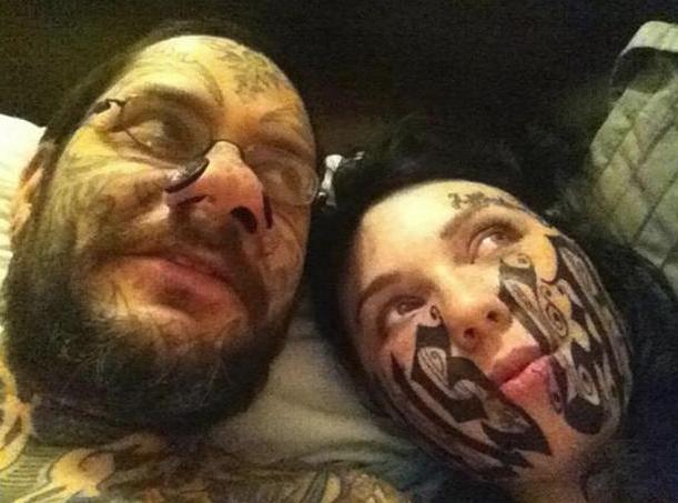 Έκανε τατουάζ το όνομά του στο πρόσωπό της