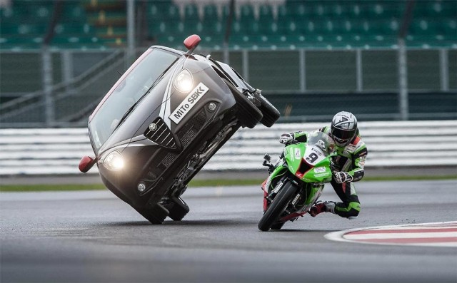 Alfa Romeo MiTo εναντίον Kawasaki ZX-10R