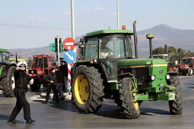 Αμετακίνητοι στα μπλόκα της Β. Ελλάδας οι αγρότες