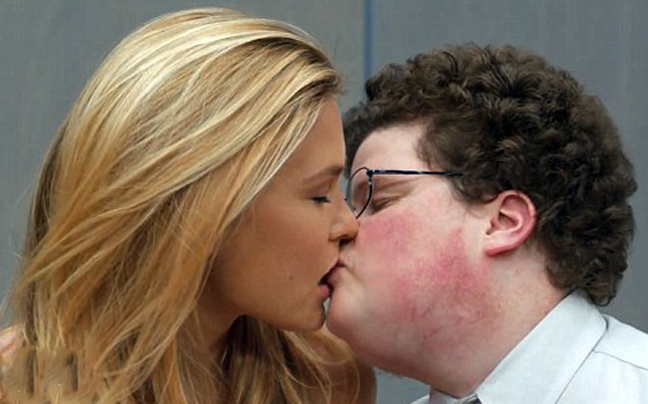 Περιζήτητος μετά το φιλί με την Bar Rafaeli