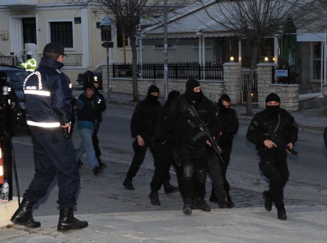 Συνδέουν δύο από τους προσαχθέντες με τη ληστεία στο Βελβεντό