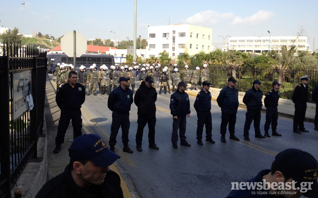 «Μπλόκο» στην πορεία των ναυτεργατών από Λιμενικούς, ΜΑΤ