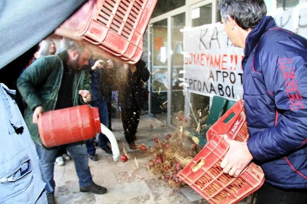 Πέταξαν γάλα και πατάτες έξω από την Περιφέρεια Ηλείας