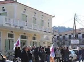 Διαμαρτυρία μελών του ΠΑΜΕ στο ΙΚΑ Σκοπέλου