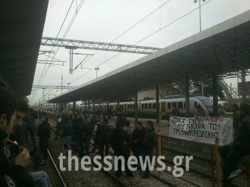 Φοιτητές έκλεισαν τις γραμμές του ΟΣΕ στη Λάρισα