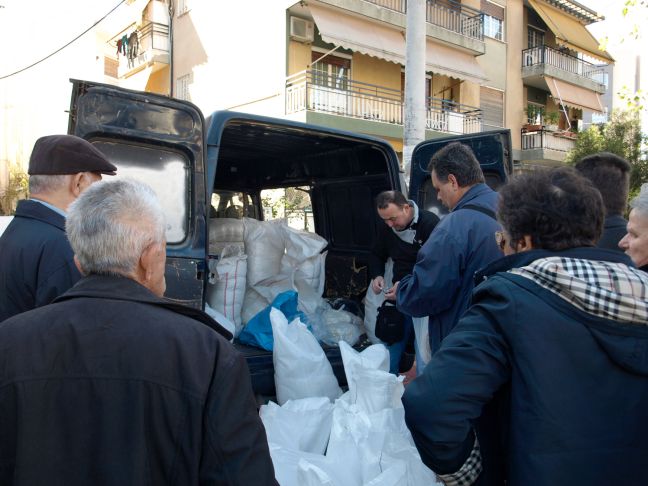 Μοιράζουν στην Αθήνα τις ντομάτες της&#8230; οργής