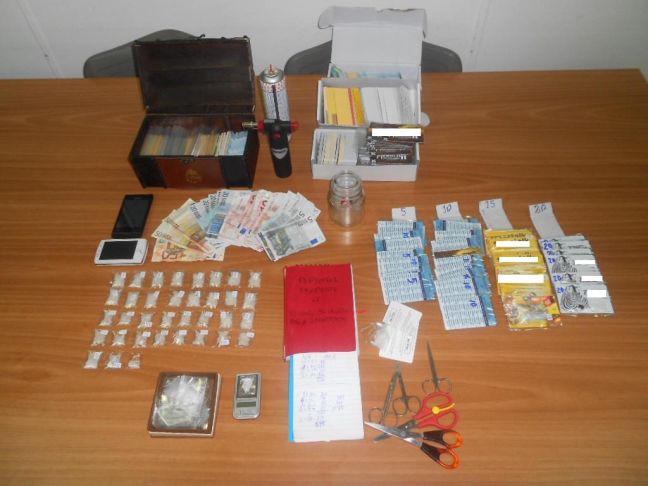 Έκρυβαν ναρκωτικά μέσα σε τηλεκάρτες