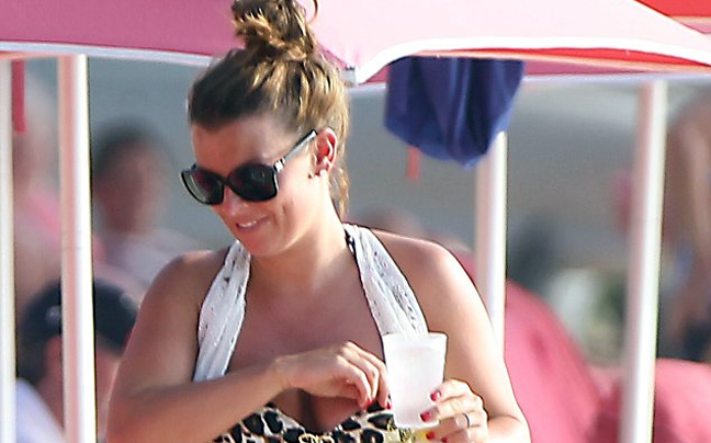 Η Coleen Rooney με μπικίνι και την κοιλιά «τούρλα»