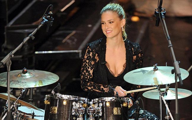 Δείτε την Bar Rafaeli να παίζει ντραμς