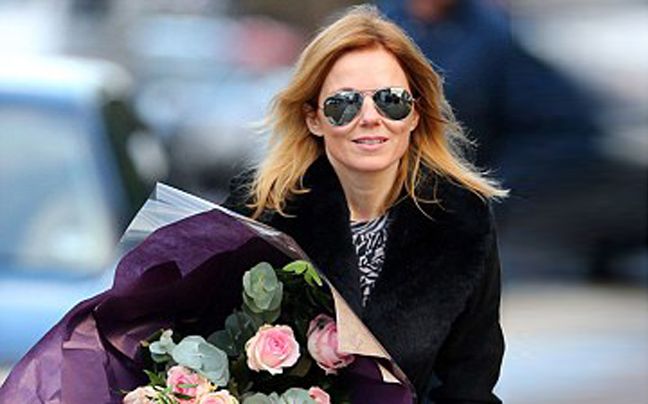 Με τα λουλούδια στο χέρι η Geri Halliwell