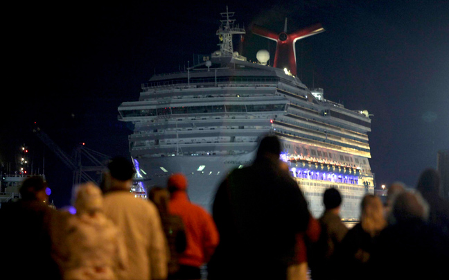 Φωτογραφίες από την πρόσδεση του Carnival Triumph