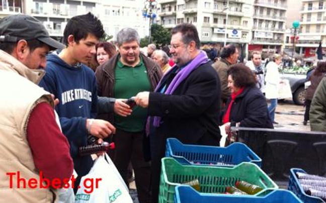 Φρούτα και λαχανικά μοίρασαν οι αγρότες της Αχαΐας