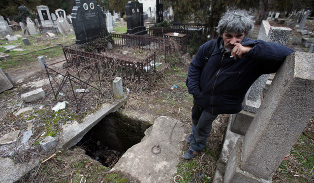 Άστεγος Σέρβος μετακόμισε μέσα σε&#8230; τάφο!