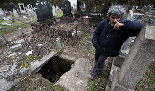 Άστεγος Σέρβος μετακόμισε μέσα σε… τάφο!