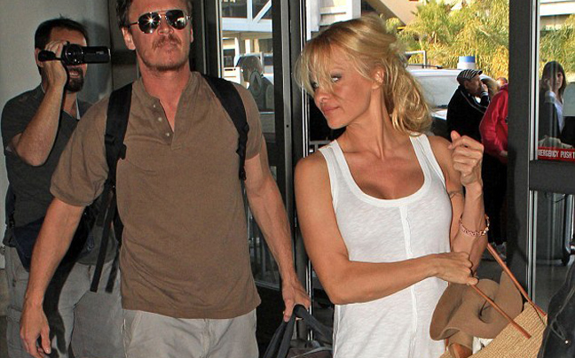 Με νέα παρέα η Pamela Anderson