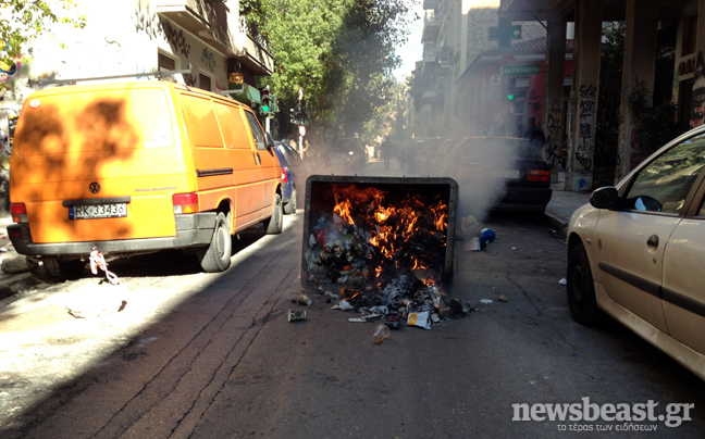 Φωτιά σε κάδους απορριμάτων στα Εξάρχεια