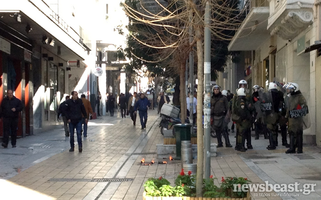 Μολότοφ στα ΜΑΤ στη συμβολή Σταδίου και Βουκουρεστίου