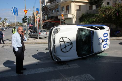 Αναποδογύρισαν περιπολικό στο Ηράκλειο